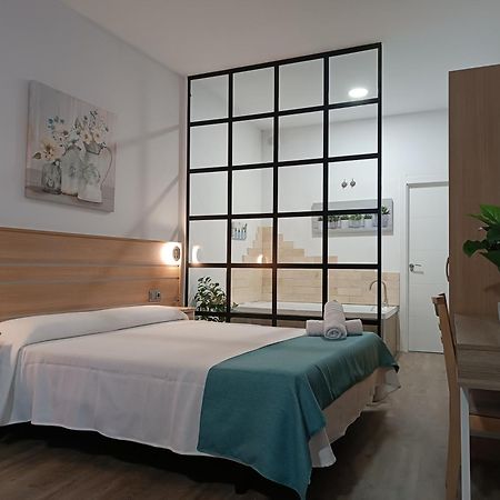 Apartamentos Turisticos Avila Puerta De San Vicente 0-2 Eksteriør billede