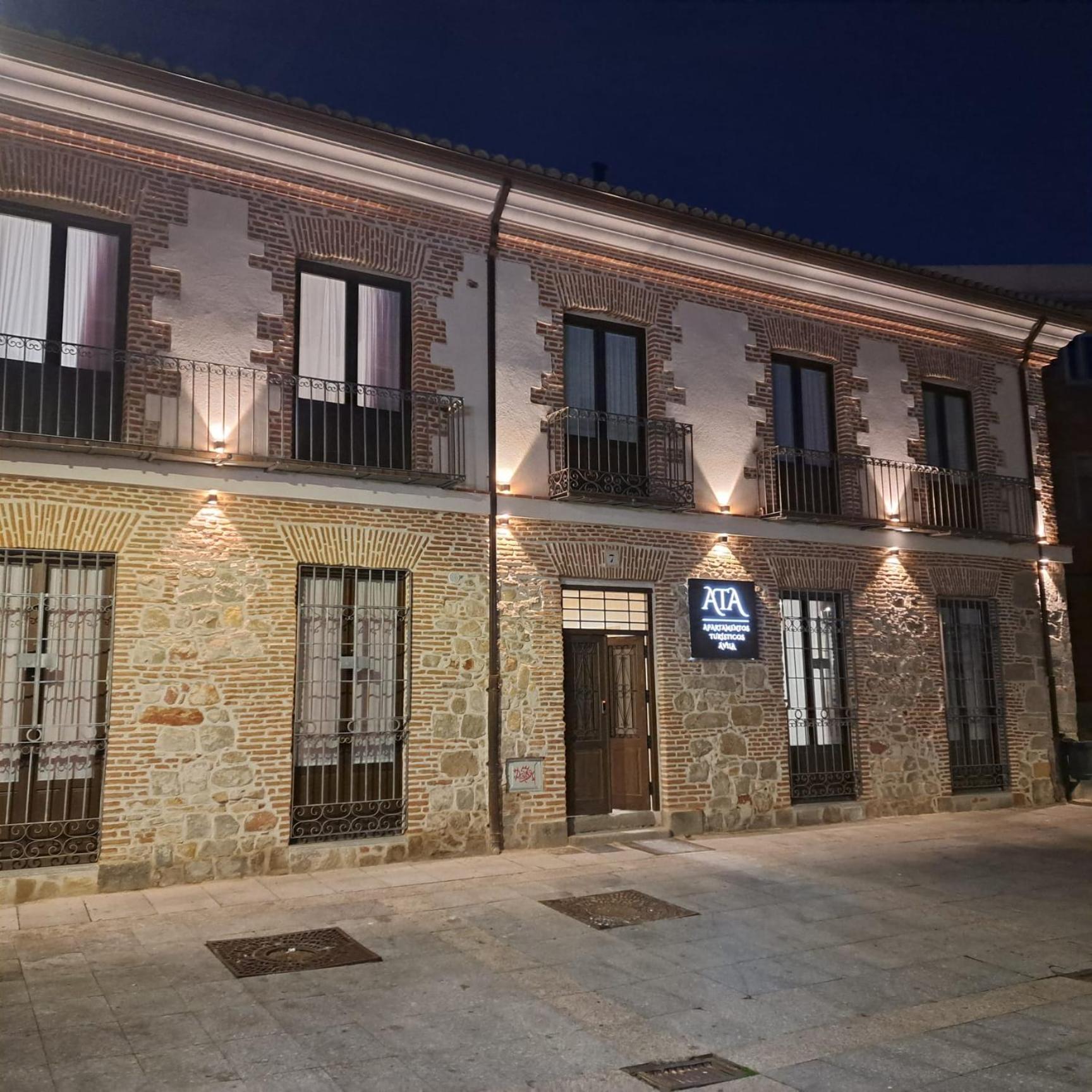 Apartamentos Turisticos Avila Puerta De San Vicente 0-2 Eksteriør billede